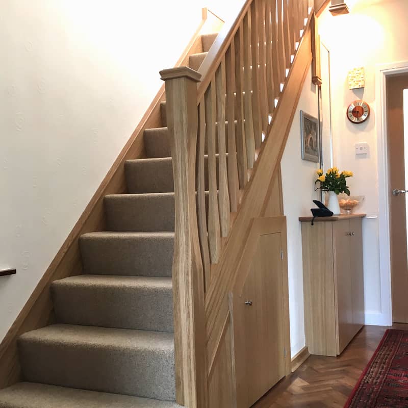 Sleek oak newel & spindles