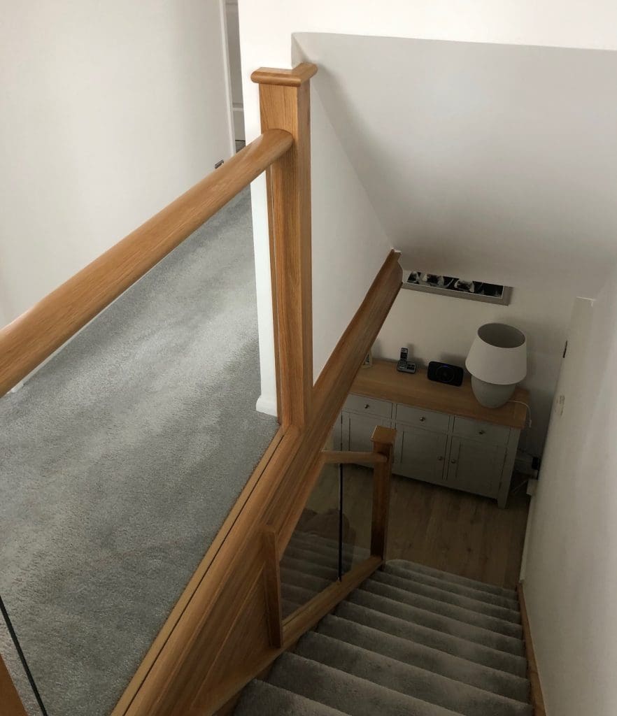 A diminishing Essex staircase renovation uses oak & 10mm embedded glass to transform this living area in Billericay.