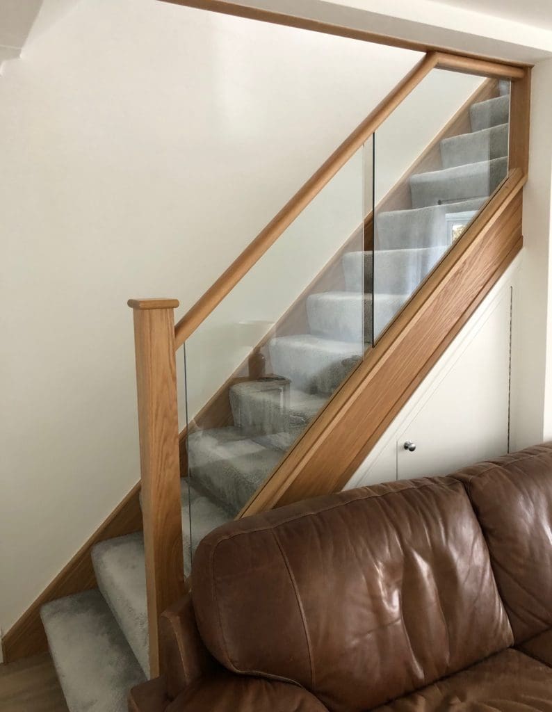 A diminishing Essex staircase renovation uses oak & 10mm embedded glass to transform this living area in Billericay.