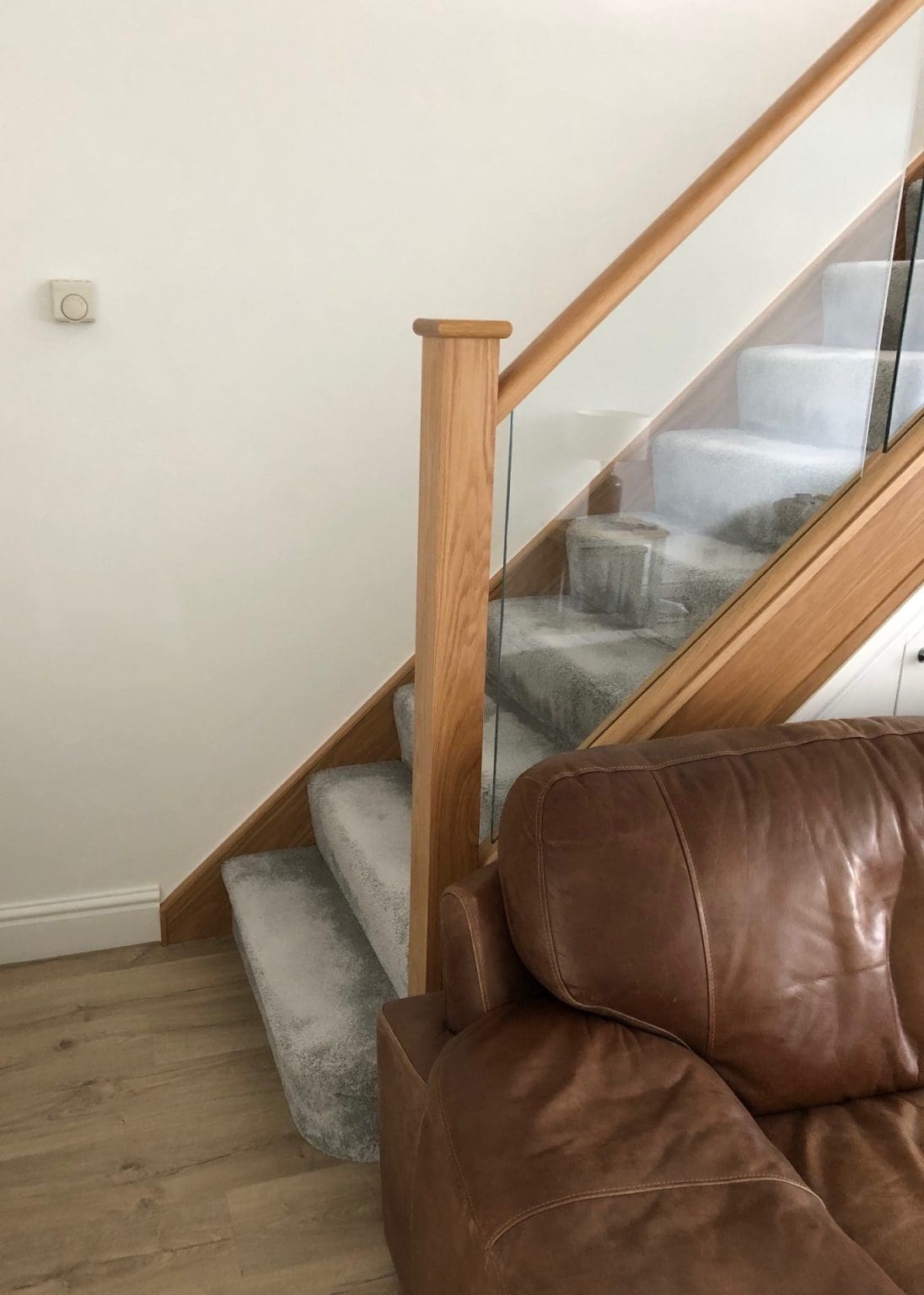 A diminishing Essex staircase renovation uses oak & 10mm embedded glass to transform this living area in Billericay.