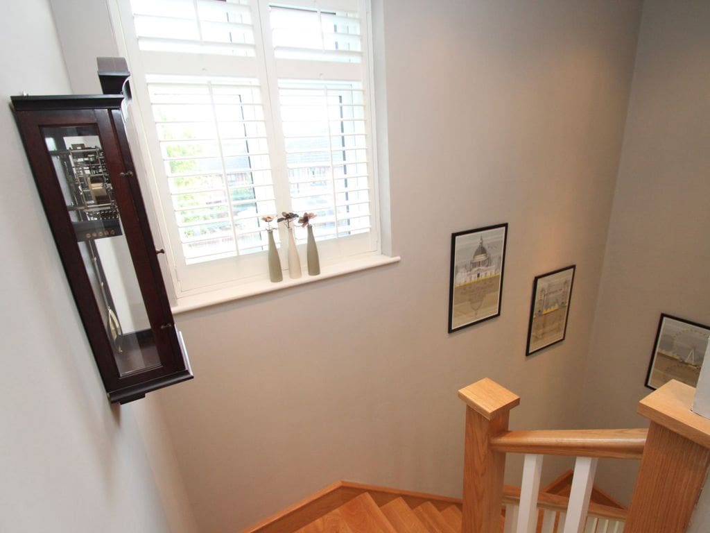 These contrasting colours in Hornchurch strike the perfect balance with the simplicity of square profile newels, spindles and feature step.