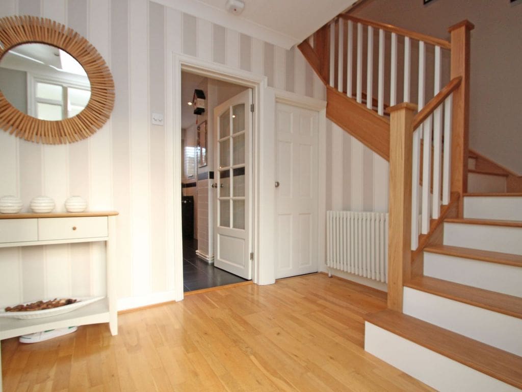 These contrasting colours in Hornchurch strike the perfect balance with the simplicity of square profile newels, spindles and feature step.