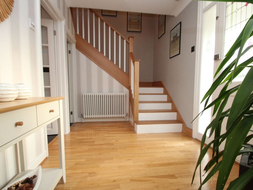 These contrasting colours in Hornchurch strike the perfect balance with the simplicity of square profile newels, spindles and feature step.