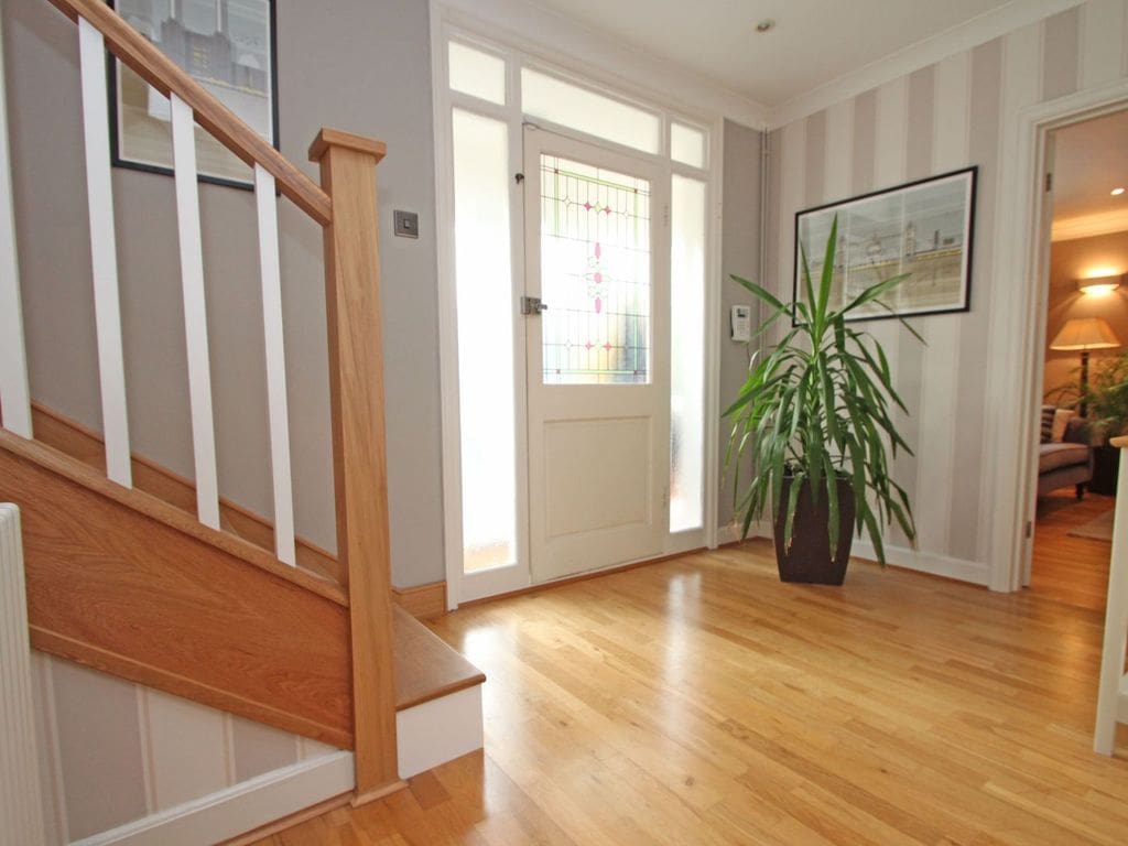 These contrasting colours in Hornchurch strike the perfect balance with the simplicity of square profile newels, spindles and feature step.
