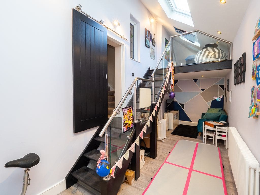 Feature wall, Interior Door, open plan, black
